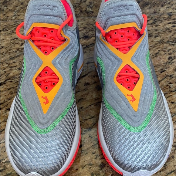 Brand New: Nike LeBron Soldier 14 Hare, Size 7 Mens - Picture 2 of 7